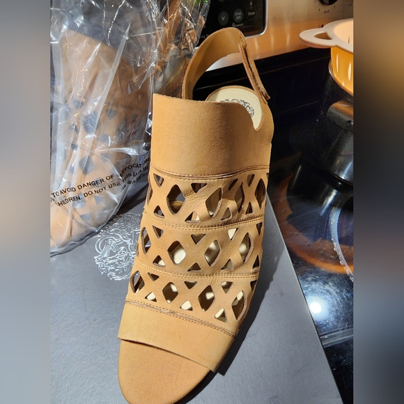 NEW Vince Camuto VC-Deverly Sandles Size 10M - Picture 5 of 6